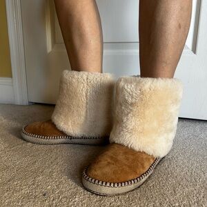 UGG Kestrel Women’s boot US 7 with warm shearling cuff and brown stitching.